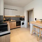 Paizan Homes - Centre Apartmán *