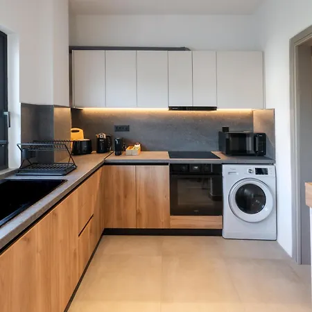 Paizan Homes - Centre Apartmán *